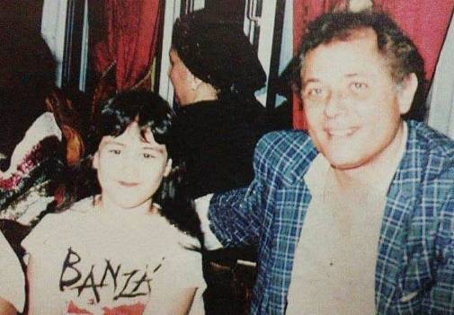 بالصورة - هذه الطفلة مع محمود عبد العزيز من أكثر الممثلات شهرة