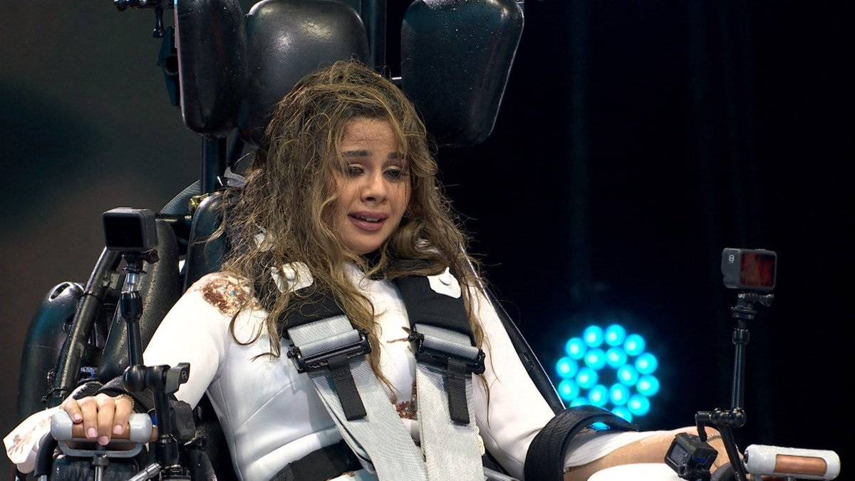 بالفيديو - أول تعليق من رامز جلال على سقوط مصور برنامجه.. ورد فعل منة عرفة