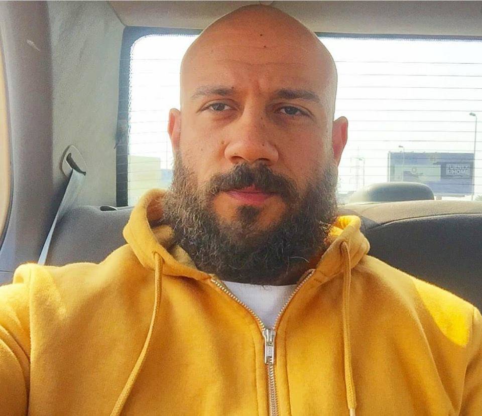 أحمد مكي يفاجئ الجمهور بصورة نادرة