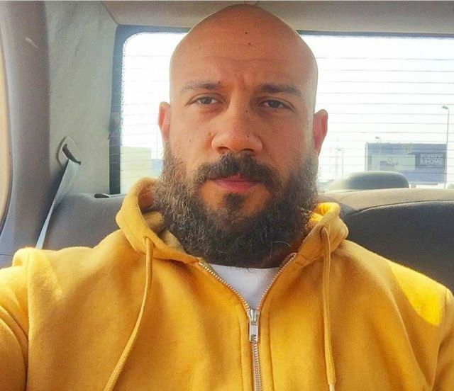 أحمد مكي يفاجئ الجمهور بصورة نادرة