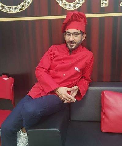 بالفيديو - أحمد حلمي يحضر طعام العيد في حديقة منزله