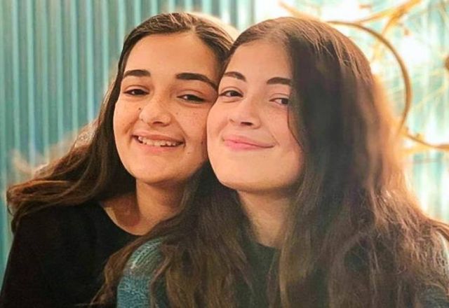 بالفيديو – بعد تهديد والدهما ابنتا أحمد زاهر تتعرضان للانتقادات