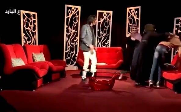 بالفيديو -  برنامج مقالب عربي ينتهي بشجار وشتائم وضرب بالحذاء