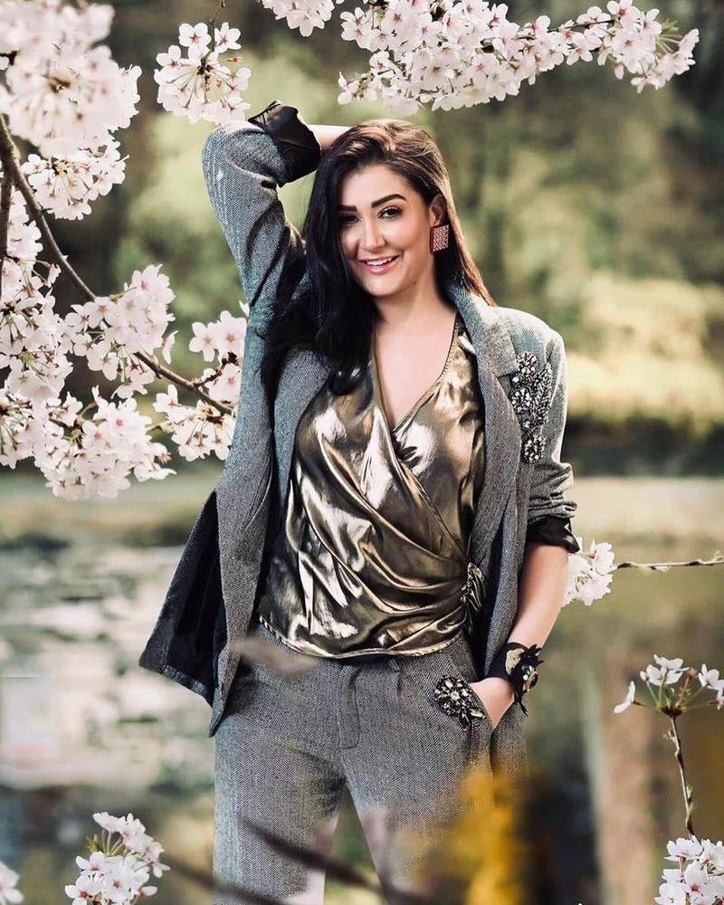 بعد زواجها.. ناقد فني يقيم دعوى سب ضد غادة عبدالرازق وهي تعتذر