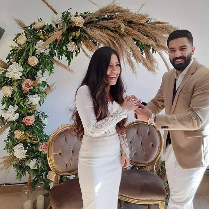 رغم كورونا.. فنان شاب يحتفل بخطوبته لفتاة من خارج الوسط الفني