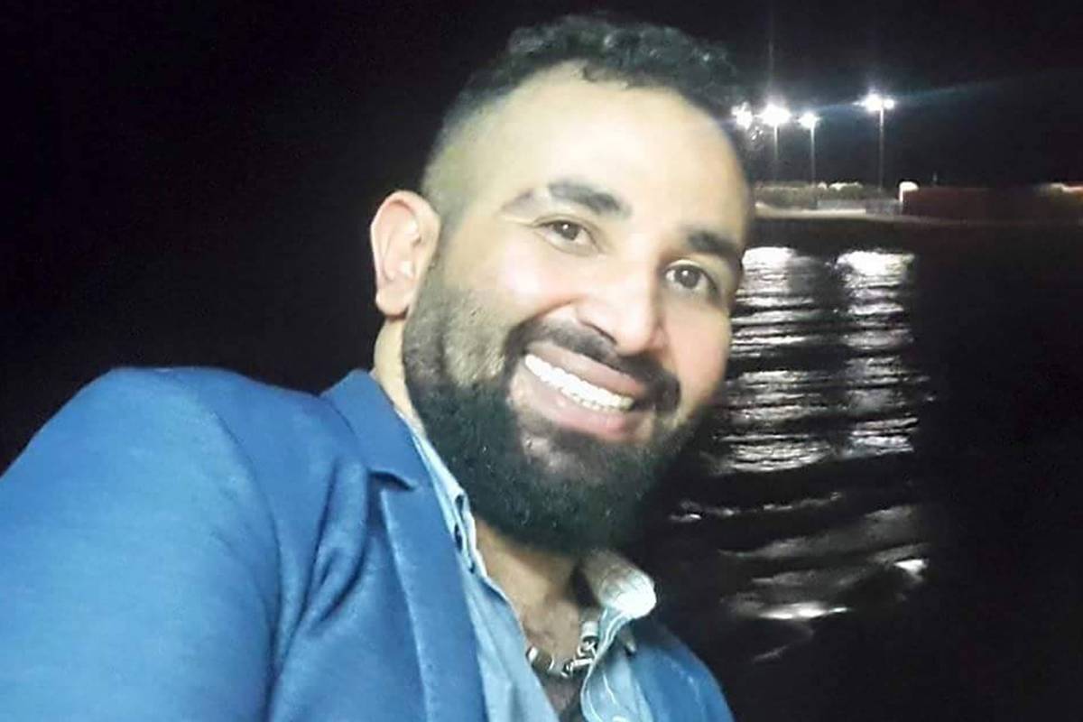 أحمد سعد يسخر من غنائه في 