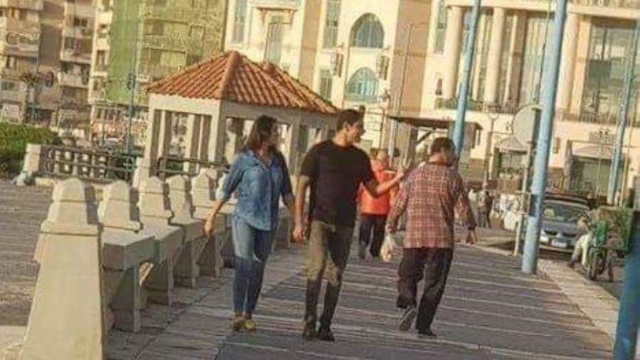 ياسمين صبري وأحمد ابوهشيمة على كورنيش الإسكندرية