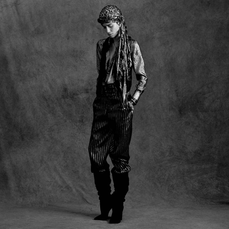 Saint Laurent أناقة صيفية بأنسجة ملوّنة ومنقوشة