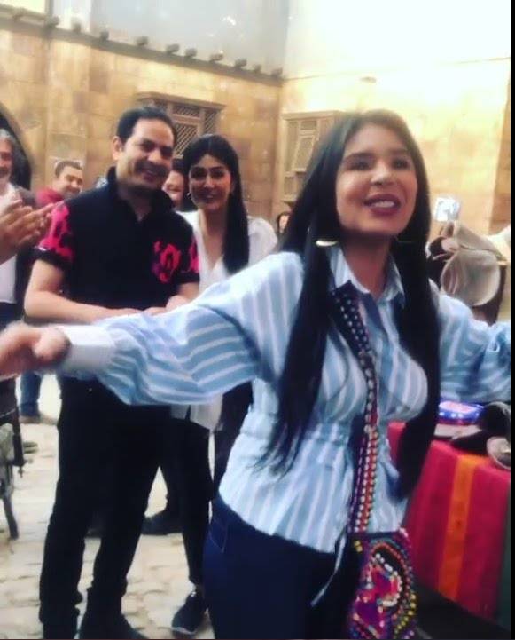 بالفيديو - دينا تزف غادة عبد الرازق وزوجها بطريقة طريفة