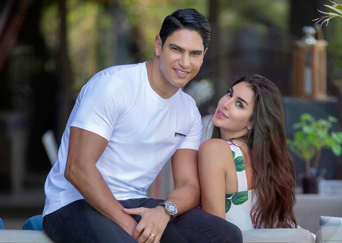 ياسمين صبري تشعل مواقع التواصل الاجتماعي بصورة من داخل طائرة زوجها الخاصة