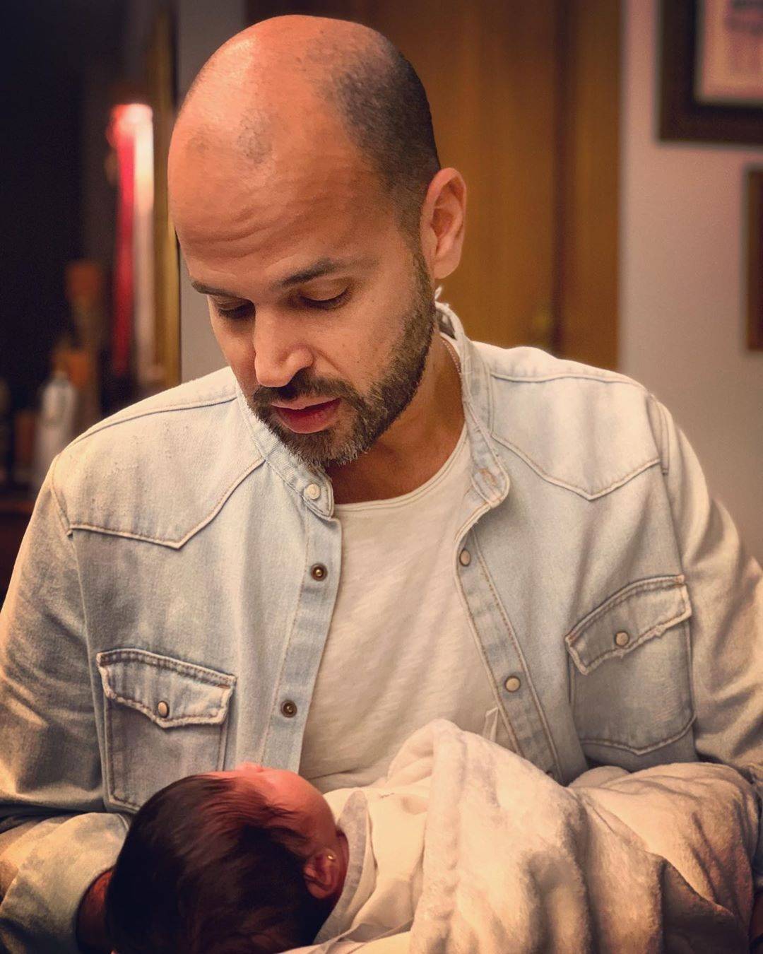 المطرب أبو يستقبل مولودته الأولى