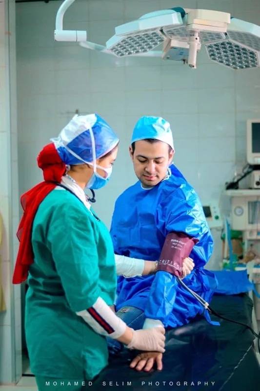 أغرب قصة حب.. مصاب بكورونا يعجب بطبيبته المعالجة ويعلن خطوبتهما في العزل