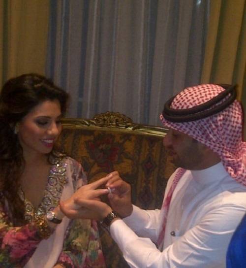 بالفيديو -  إعلامي سعودي يثير الانتقادات بالتغزل بزوجته على الهواء