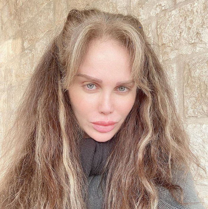 نيكول سابا تتحدى منتقدي إطلالتها الطبيعية وشعرها المشعث بصورة