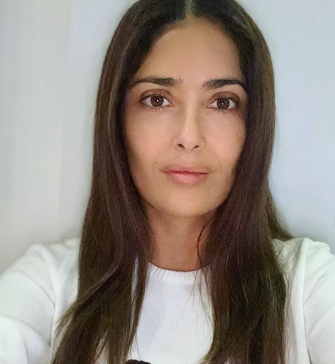 بالصورة – شكل سلمى حايك قبل التجميل يثير التساؤلات بشأن أنفها