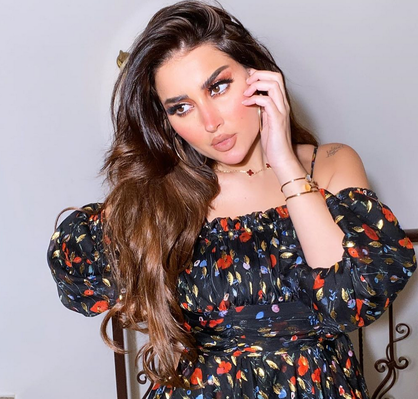 بالصورة والفيديو -  الدانة مودل تعلن حملها بفستان جريء لا يناسب أجواء رمضان