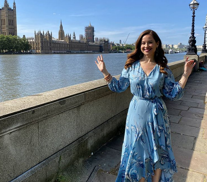 بالصور - ابنة ريا أبي راشد تخطف الأنظار بالشبه بينها وبين والدها