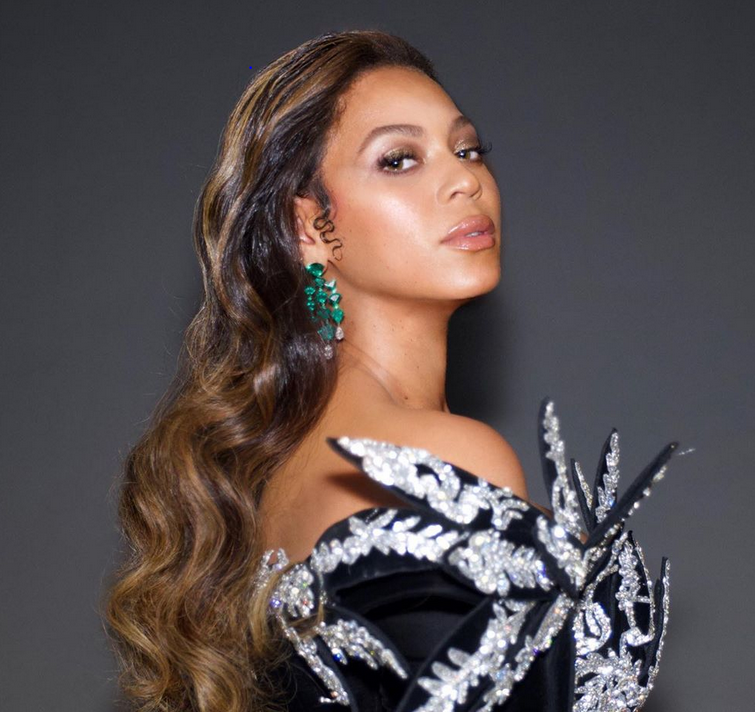 بالصورة – جمال والدة بيونسي يخطف الأنظار