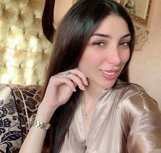 بالصور – علامات الحمل تظهر على دنيا بطمة وابنتها نسخة طبق الأصل عنها