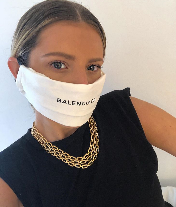 الكمامة أكسسوار قديم استعادته الموضة في زمن كورونا