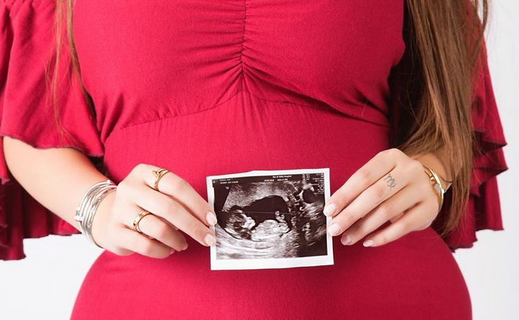 بالصورة -  زوج نجمة المواقع الخليجي يثير الجدل بتقبيل بطنها بعد إعلان حملها