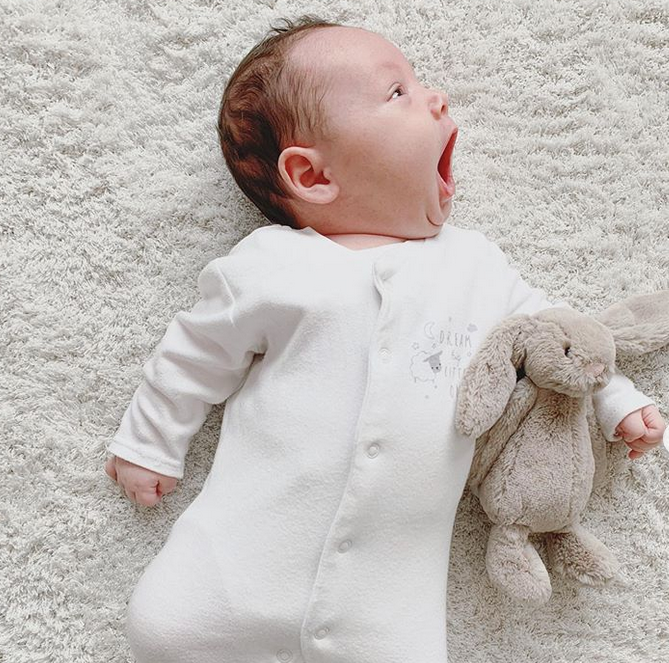 بالصورة - هذا الطفل هو ابن ممثلة لبنانية كانت طفلة في مسلسل شهير