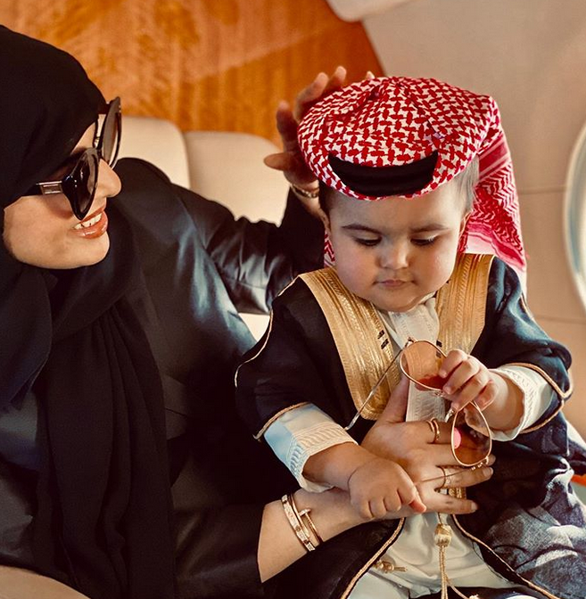 بالصورة  - سارة الودعاني وابنها يتعرضان للتنمر بسبب الشبه مع رسوم كرتونية