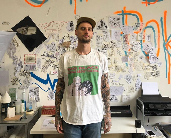 بالصور - وضع وشماً على جسمه في كل يوم من أيام الحجر وهذه النتيجة