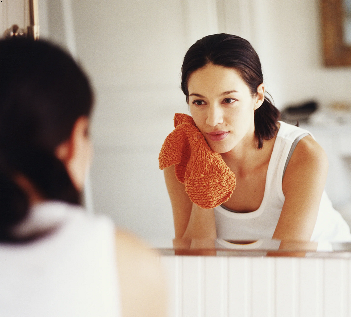 هل تجففين وجهك بالمنشفة بعد الاستحمام؟ هذا خطأ