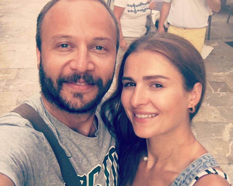 بالصورة – مكسيم خليل يستفز زوجته وهي ترد: 