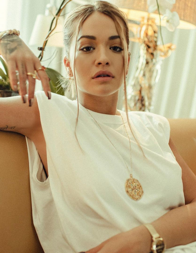 الكنزة مع الأكتاف الاسفنجية عادت... هكذا تجعلينها عنوان أناقتك