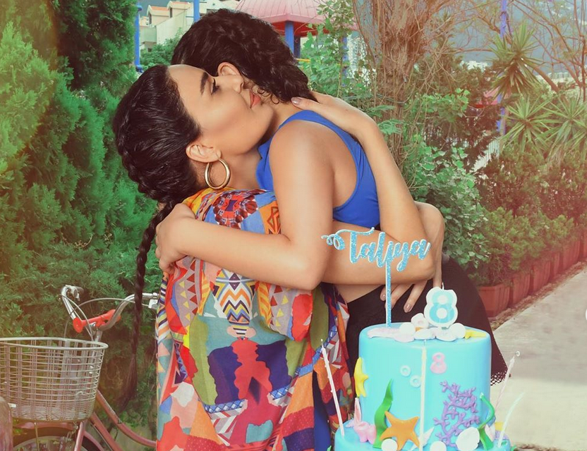 بالفيديو – في تجربة أولى.. ابنة سيرين عبد النور تحضر كيك البرتقال بنفسها