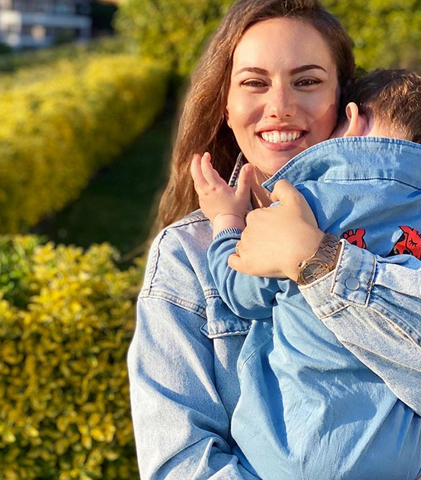 بالصورة – بعد ساعتها الأولى باهظة الثمن.. فهرية إيفجن تفاجئ الجمهور بساعة أكثر فخامة