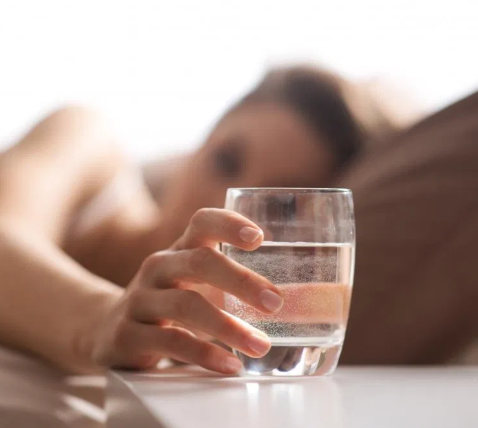 لسبب صحي مهم لا تضعوا كوب ماء إلى جانب السرير