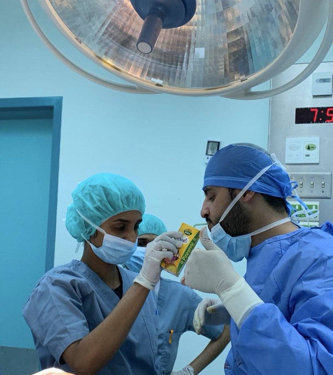 ما قصة الجراح السعودي الذي أفطر أثناء إجرائه عملية في الدماغ؟