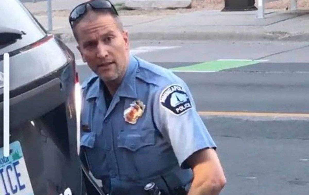 فيديو  جديد للشرطي الأميركي خلال قتله رجلاً خنقاً في الشارع وشاهدة عيان تنهار وتكشف ما حدث