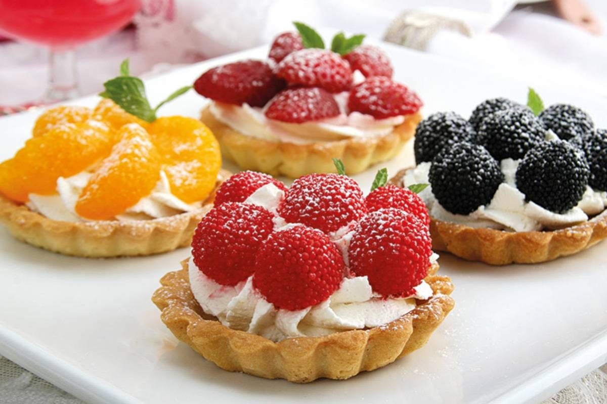 طريقة سهلة لتحضير التارت الملونة بالفاكهة الموسمية