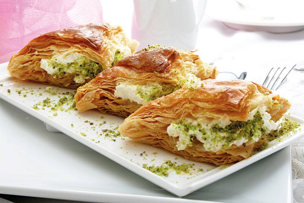 مثلثات الرقائق بالقشطة