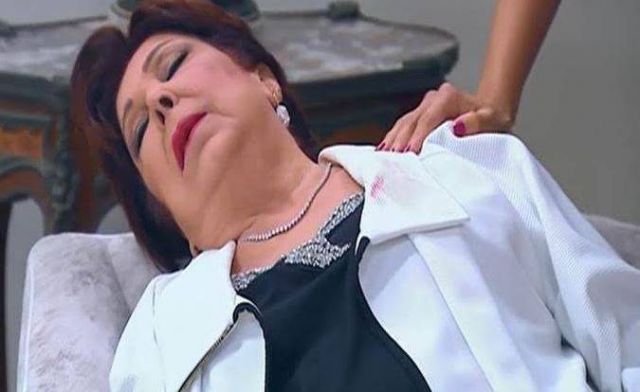 بالفيديو - رجاء الجداوي تفقد الوعي وتهاجم فيفي عبده