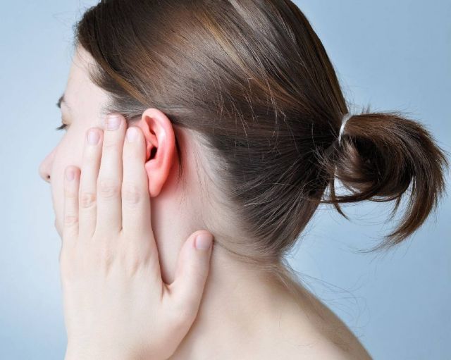 هل تعانين من الألم بسبب أقراط الأذنين؟ إليك الحل السريع