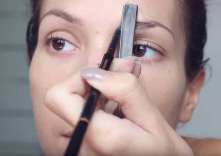 تعلمي كيف ترسمين حاجبيك بدقة باستخدام الشوكة