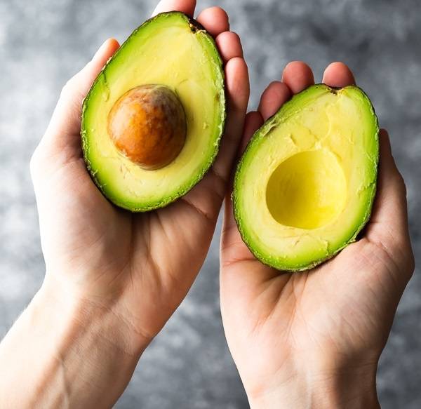 طريقة أكثر من سهلة لتمنعي اسوداد لب الأفوكادو