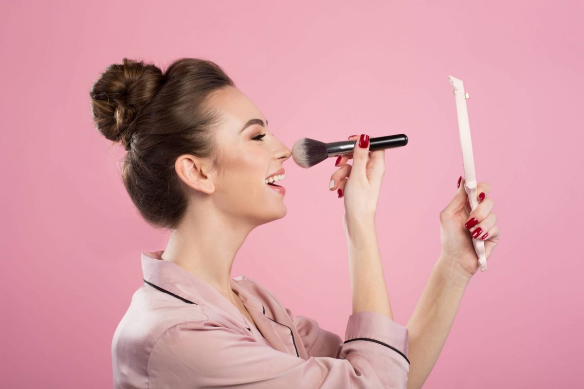 تطبيق المكياج تحت الكمامة خطر لهذه الأسباب