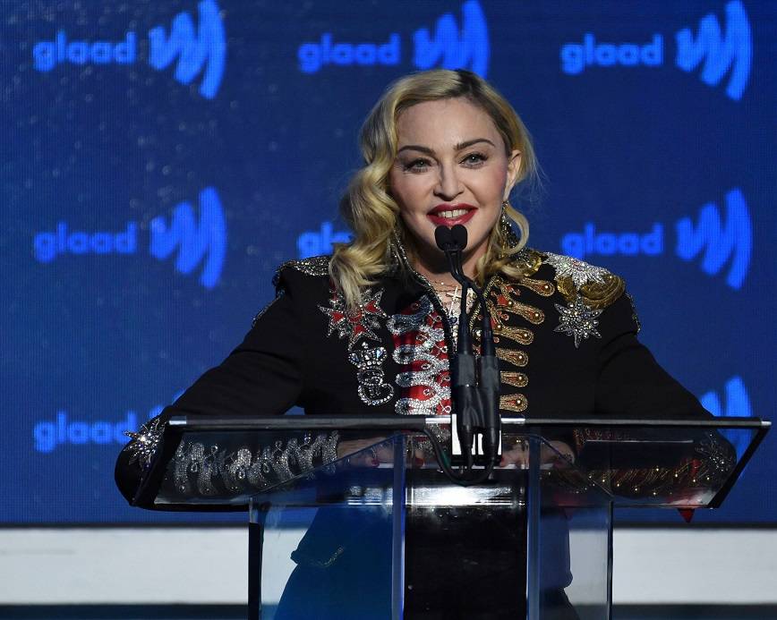 مادونا وروبرت دنيرو يتعرضان مع أشهر النجوم للتهديد بكشف أسرارهم الخاصة بعد قرصنتها