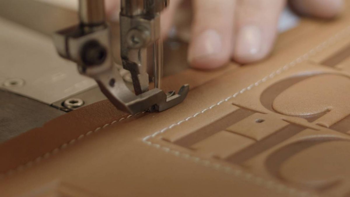 ابتكارات Carolina Herrera من الجلد: اكتشفوا حقيبة Andy والحرفية العالية وراءها