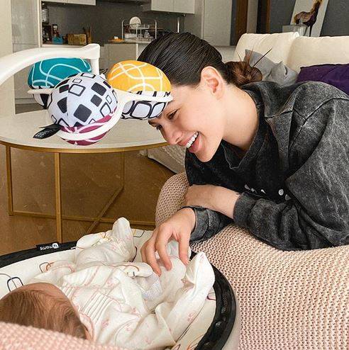 بالفيديو - روان تحلق شعر ابنتها بالكامل وتخفي ملامحها