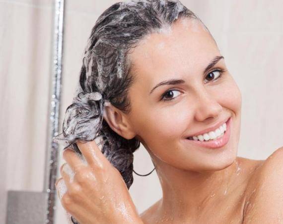 أضيفي القهوة إلى الشامبو واغسلي شعرك التالف به وانتظري النتيجة