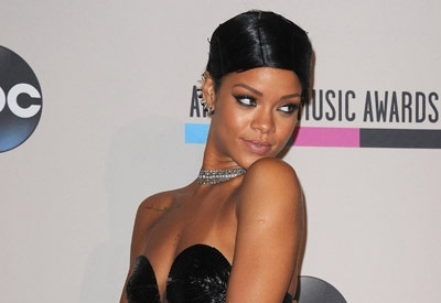 تسريحة ريهانا بدت أنيقة ولكنّها... 'لفّة الدوبي'!!!