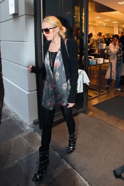 ليندسي لوهان وشاكيرا