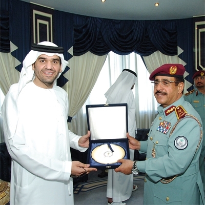 شرطة الشارقة  تكرّم حسين الجسمي